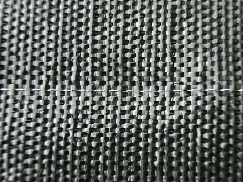 [織り込まれた導線]　導線は、錆びや劣化に強いステンレスを使用しています。織り込まれた導線によって、従来品よりもアースが取りやすく、また電圧の高さも維持できるようになりました。※導線に電機柵本体から直接電気を流すわけではございません。