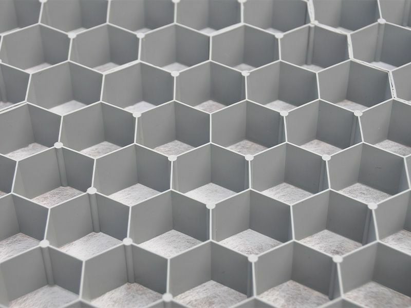 [ハニカム構造]強さの秘訣は、6角形の蜂の巣のような構造です。計算された箇所に支柱が入っており、垂直加重への強度を増しています。また、壁がテーパー構造になっており、さらに強度を増しています。