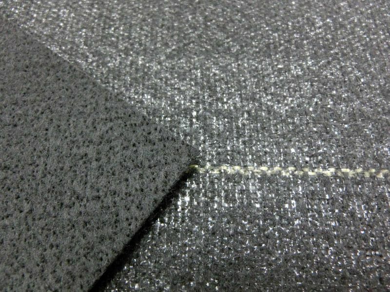 [シート拡大]写真右側が表面、左側が裏面です。表面は、目の細かいポリプロピレン織布です。裏面は、ポリエステル不織布で、ハサミで切り込みを入れてもほつれ難いです。